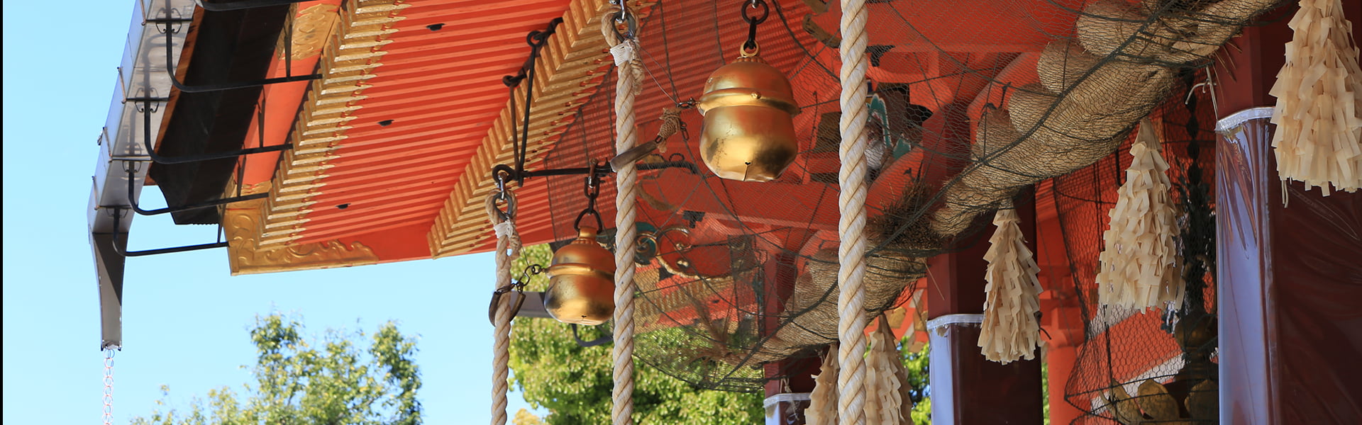 八坂神社の舞殿と南楼門